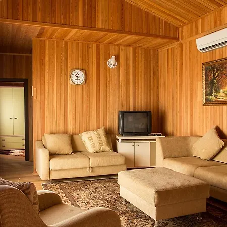 فندق Tree فاراليا